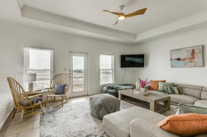 Corpus Christi Condo with Community Pool, Near Beach